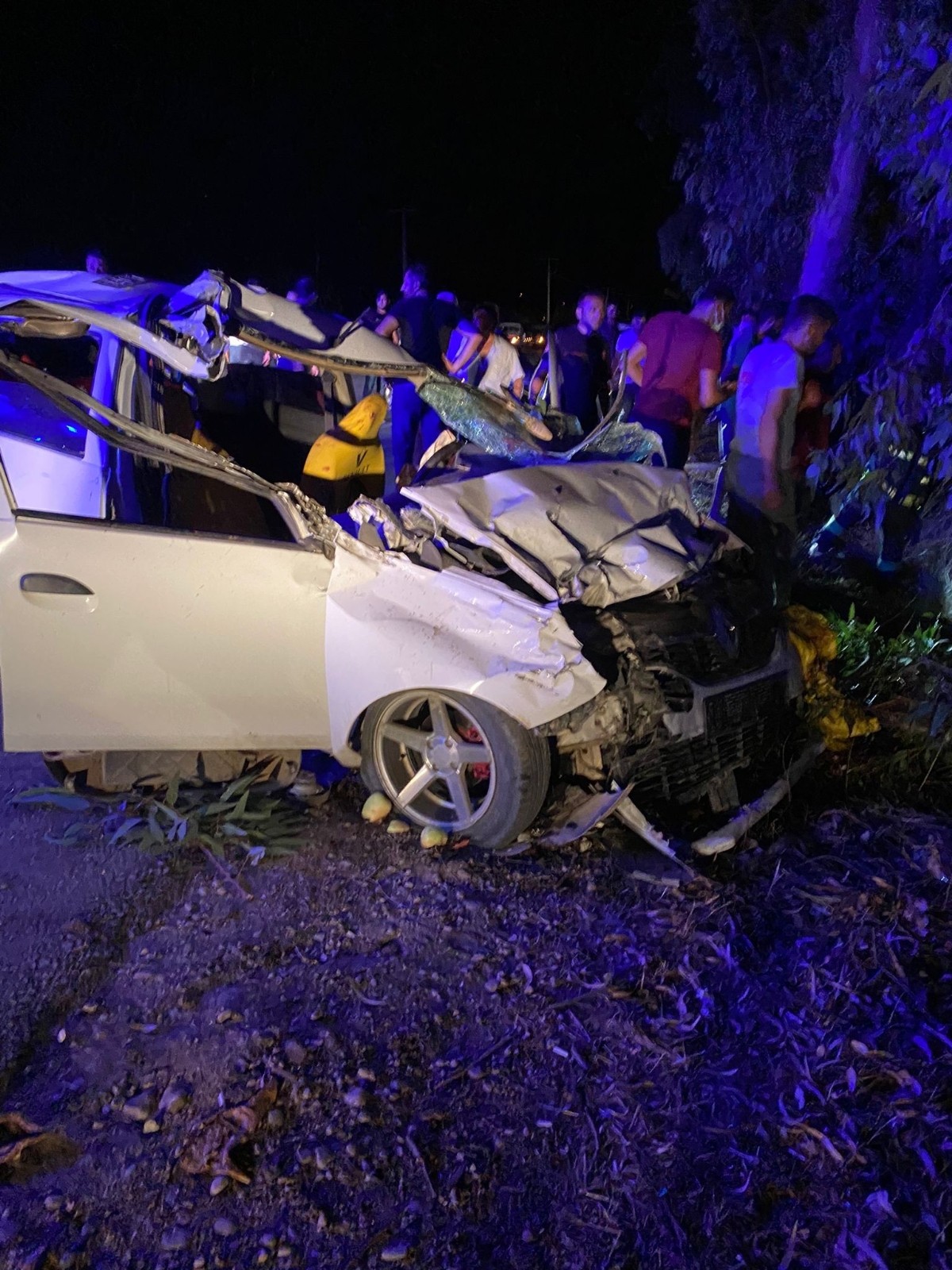 Traktör ile bir otomobilin çarpışmasıyla başlayan  trafik kazasında 4 kişi yaralandı