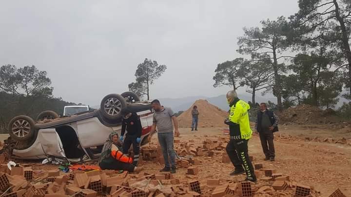 Tuğla yüklü kamyon ile otomobilin çarpışması sonucu ilk belirlemelere göre 4 kişi yaralandı