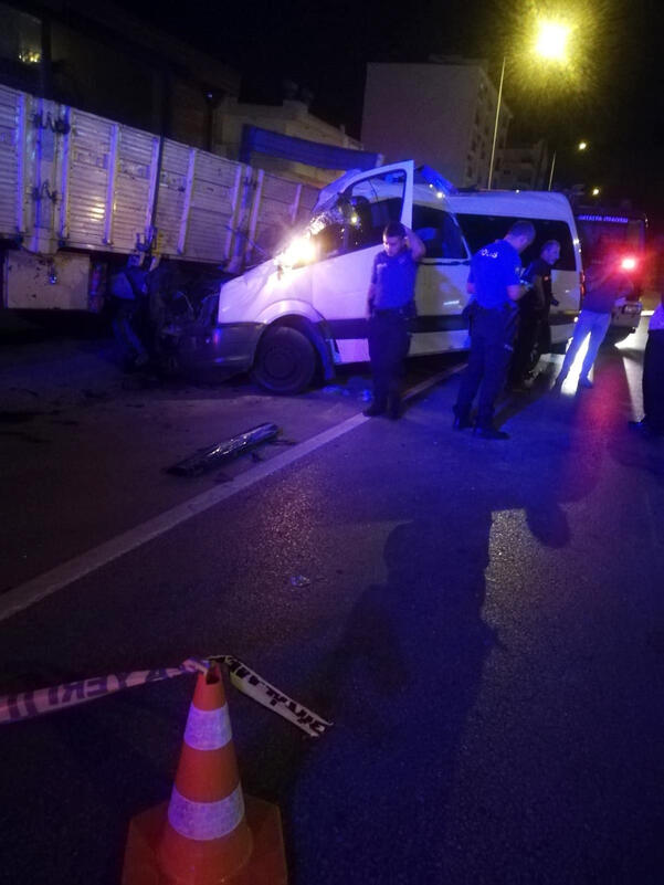Tur minibüsü, kamyona çarptı: İsviçreli doktor öldü, 11 yaralı
