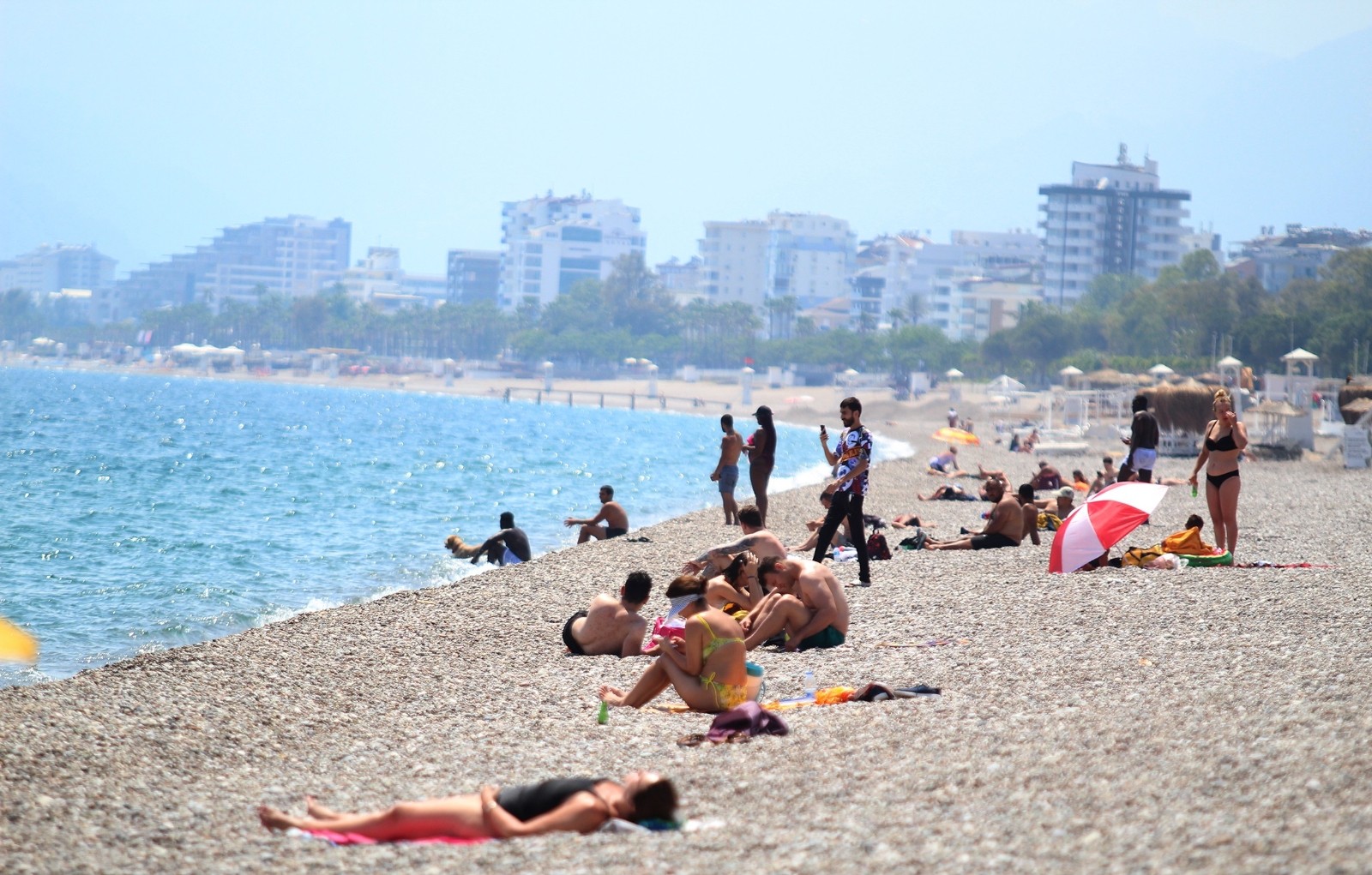 Turizm kenti Antalya’da Ramazan Bayramı’nın birinci günü sahiller turistlere kaldı