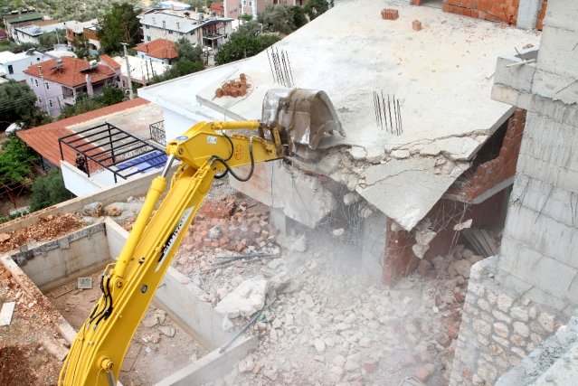 Turizmin gözde merkezi Kaş'ta kaçak villalar yerle bir ediliyor