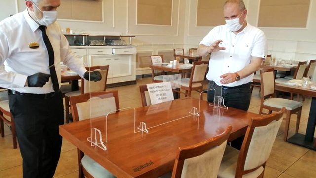 Türkiye'deki bir restoranda normalleşme süreci için alınan önlemler ilk kez görüldü