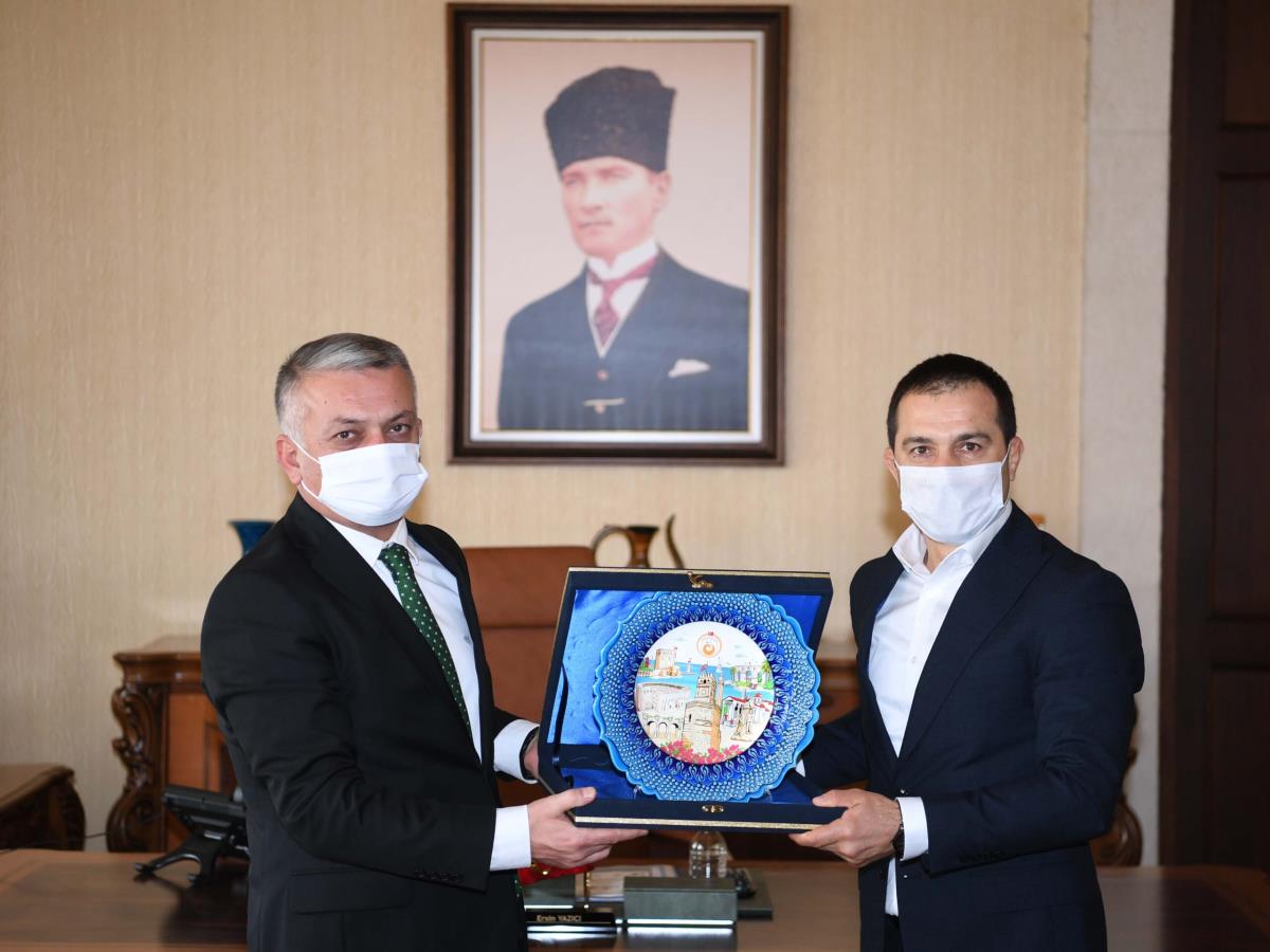 Türkiye Güreş Federasyonu Başkanı Şeref Eroğlu, Antalya Valisi Ersin Yazıcı'yı ziyaret etti.