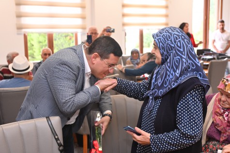 Tütüncü, huzurevi sakinleri ile Dünya Yaşlılar Günü’nde buluştu