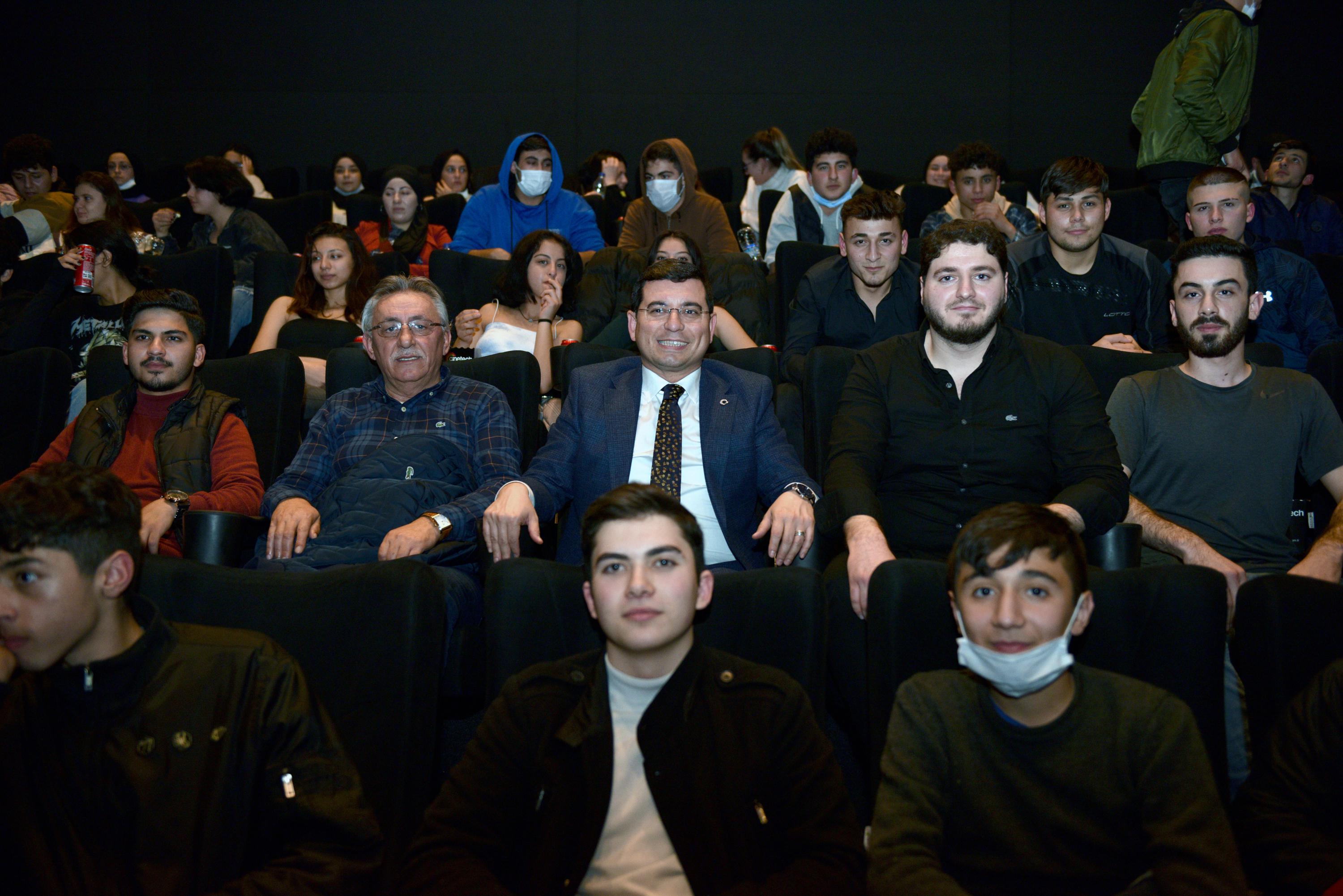 Tütüncü, liseli gençlerle film izledi