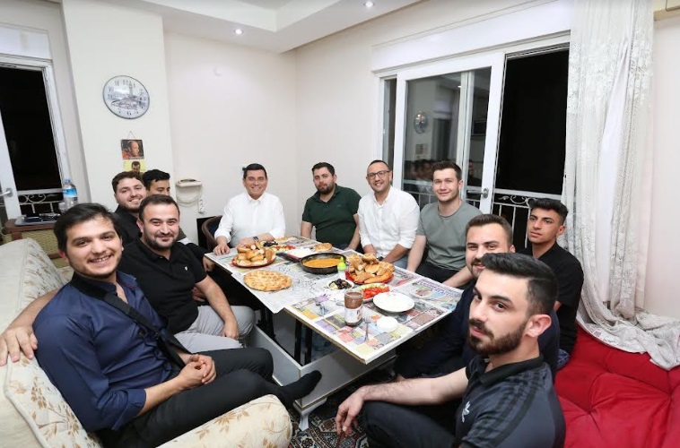 TÜTÜNCÜ, ÖĞRENCİ SAHUR KONUĞU OLDU