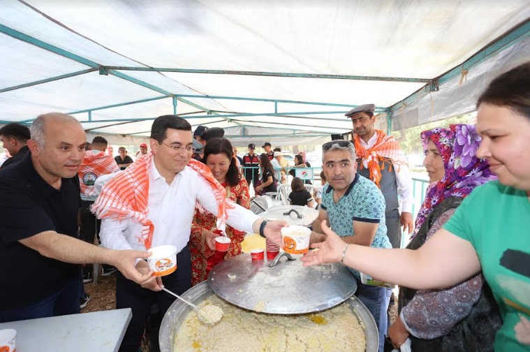 TÜTÜNCÜ, YÖRÜKLERİN ŞÖLENİ’NDE KEŞKEK DAĞITTI