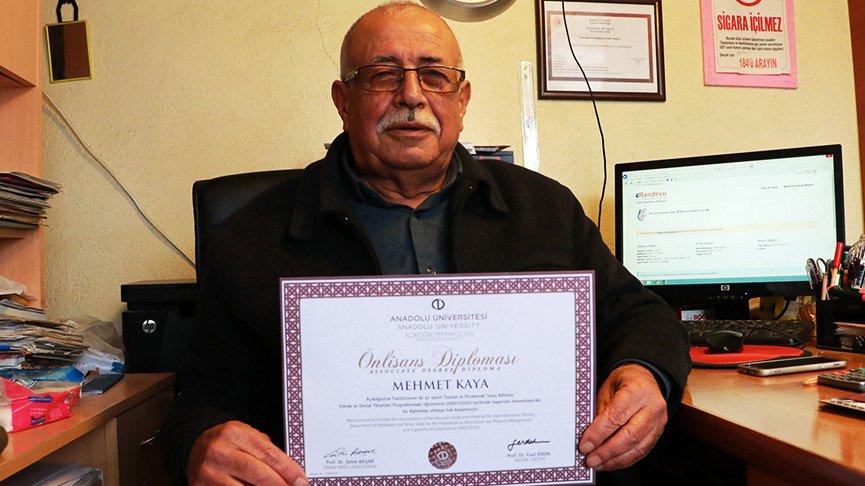 Üçüncü Üniversite diplomasını 72 yaşında aldı.