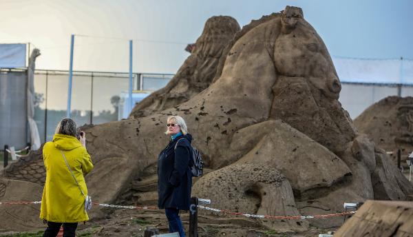 Uluslararası Antalya Kum Heykel Festivali turistlerin ilgi odağı olmayı sürdürüyor