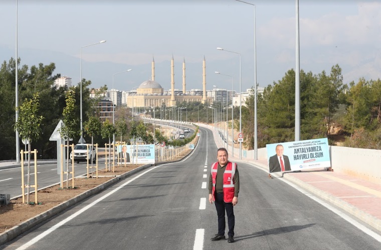 ÜNİVERSİTE CADDESİ’NDEKİ YENİ YOL TRAFİĞE AÇILDI