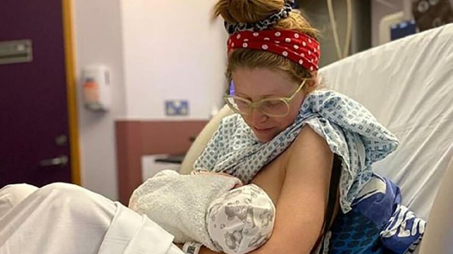 Ünlü oyuncu Jessie Cave’in bebeği coronaya yakalandı