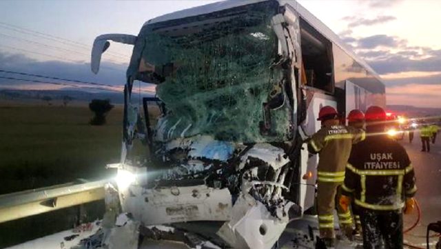 Uşak'ta, yolcu otobüsü kamyona arkadan çarptı: 2 ölü, 18 yaralı