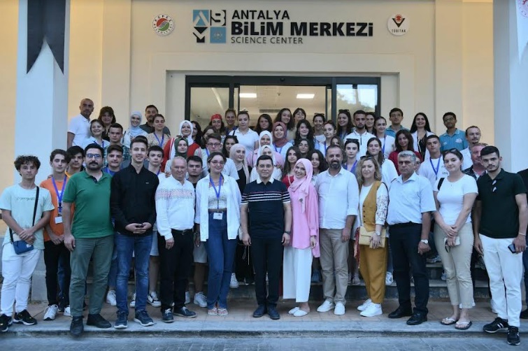 ÜSKÜPLÜ ÖĞRENCİLER ANTALYA BİLİM MERKEZİ’NDE