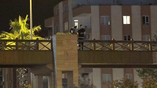 Üst geçitteki beton bloğa oturan oturan kimliği belirsiz  kadın emniyeti harekete geçirdi