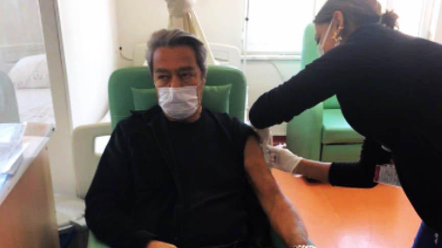 Usta oyuncu Kadir İnanır, corona virüsü aşısı olduğunu açıkladı