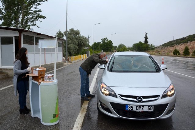 Uygulama noktasında Polis sürücüleri bu kez süt ikramı için durdurdu