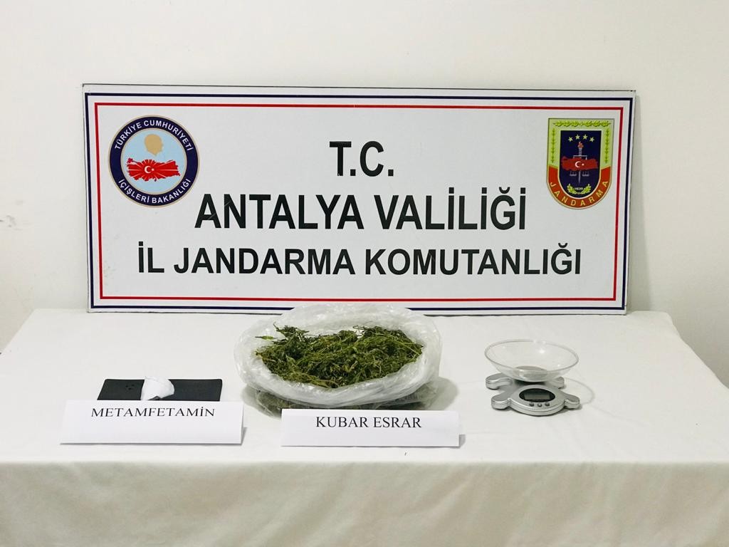 Uyuşturucu satıcılarına yönelik yapılan operasyonda araç içerisinde çeşitli türde uyuşturucu maddeleri ele geçirildi