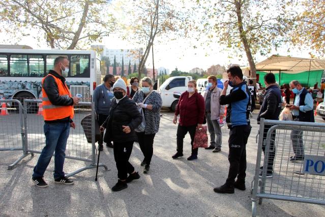 Vaka artışının devam ettiği Antalya'da pazar yoğunluğu