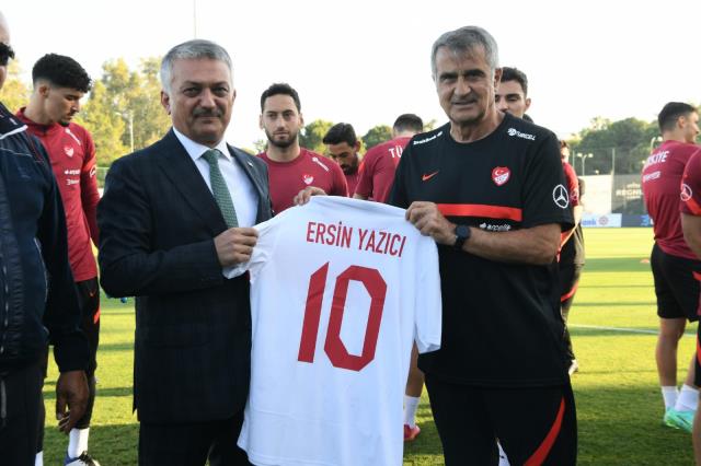 Vali Ersin Yazıcı  Belek'te kamp yapan A Milli Futbol Takımı'nı ziyaret ederek, teknik heyet ve futbolculara başarı diledi.