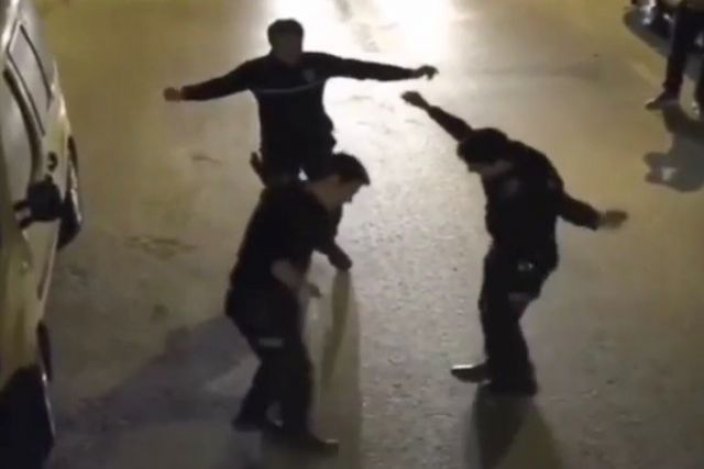 Vatandaşlar balkonlarından çaldı, polisler sokakta oynadı