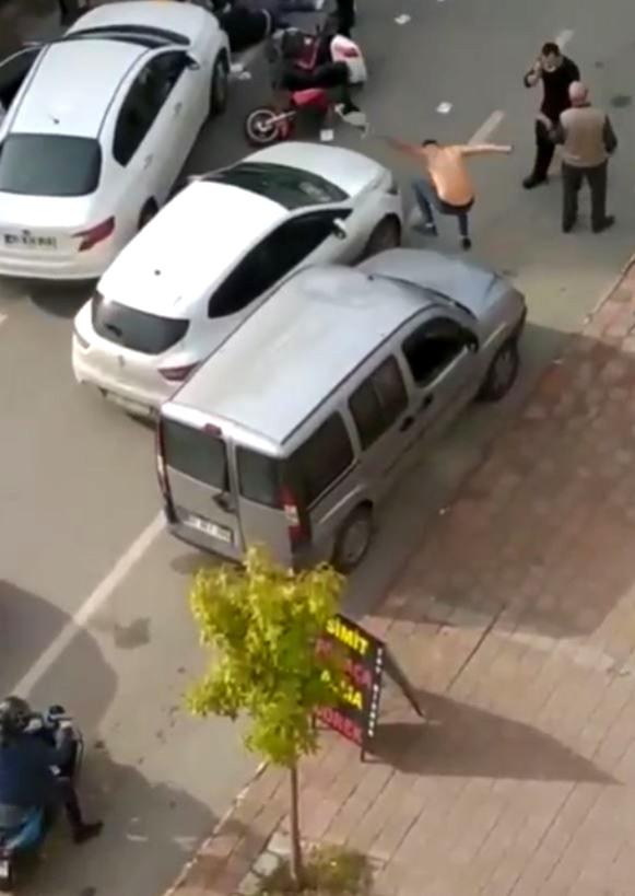 Yakının kazada yaralandığını gören genci kimse sakinleştiremedi