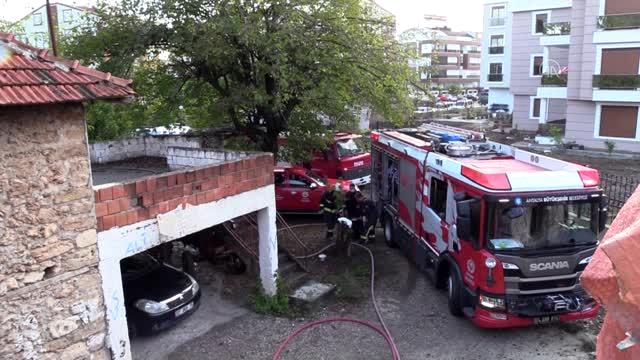 Yangın çıkan evde mahsur kalan kadın kurtarıldı