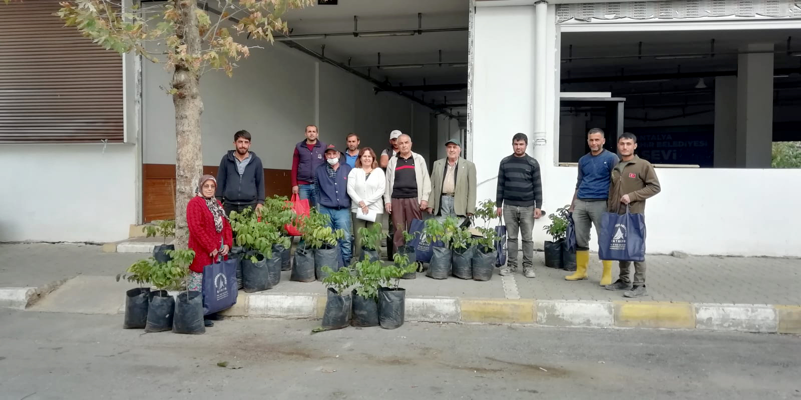 Yangından etkilenen ailelere destekler sürüyor