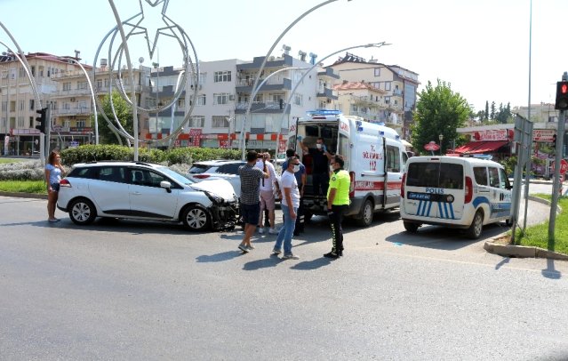 Yaralı taşıyan ambulans kaza yaptı