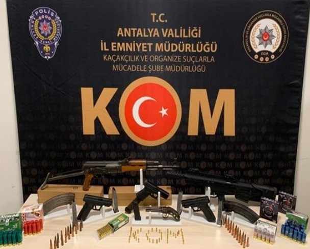 Yasadışı yollarla silah ticareti yapan 4 şüpheli gözaltına alındı