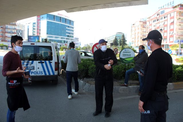 Yasağı delen vatandaşların polisle sigara ve ekmek polemiği