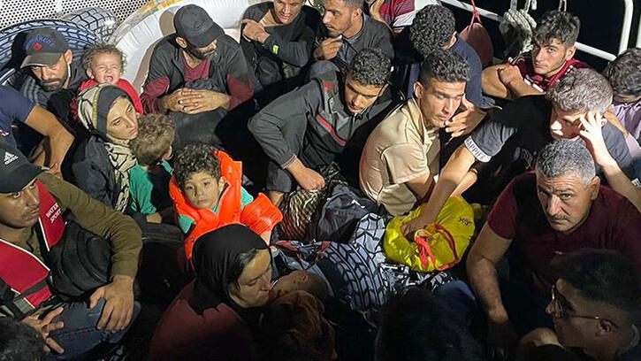 Yelkenli teknede 94 kaçak göçmen yakalandı