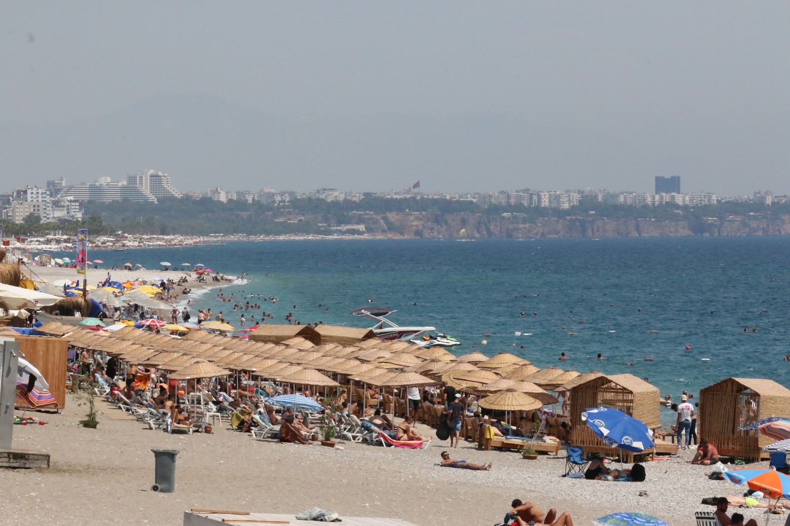 Yerli ve yabancı turistler dünyaca ünlü Konyaaltı Sahiline akın etti