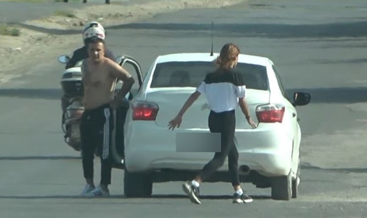 Yol kenarında yürüyen kadını, bir araç  önce takip etti daha sonra önünü kesti