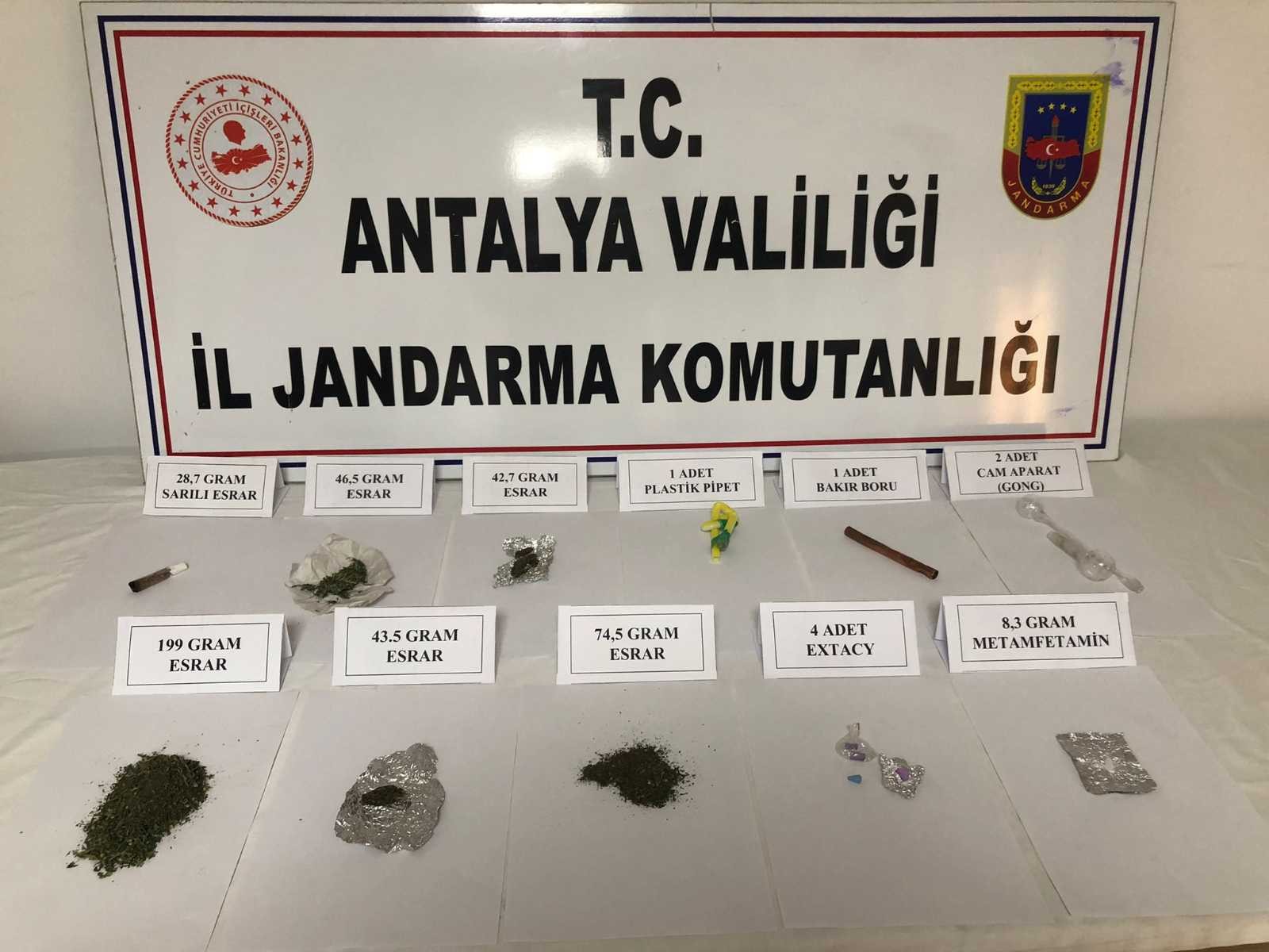 Yol kontrol noktasında durduran araçta yapılan aramada çok sayıda uyuşturucu madde ele geçirildi