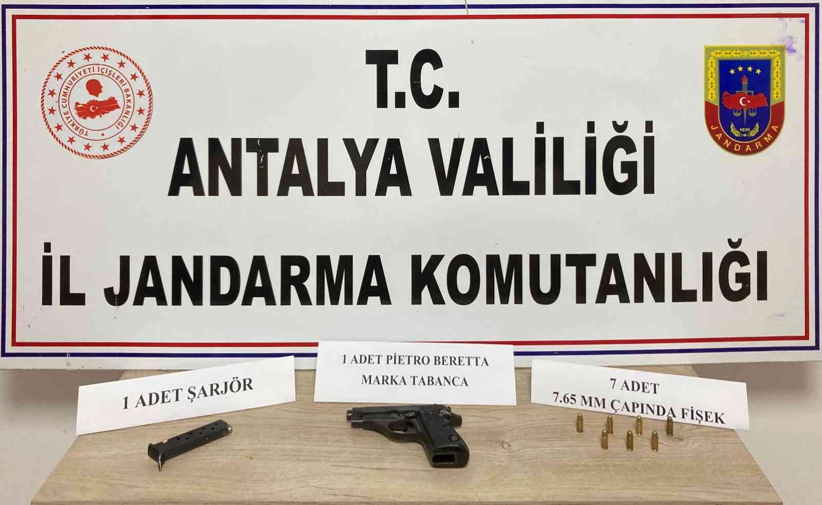 Yol kontrolü sırasında durdurulan araçta ruhsatsız tabanca ele geçirildi