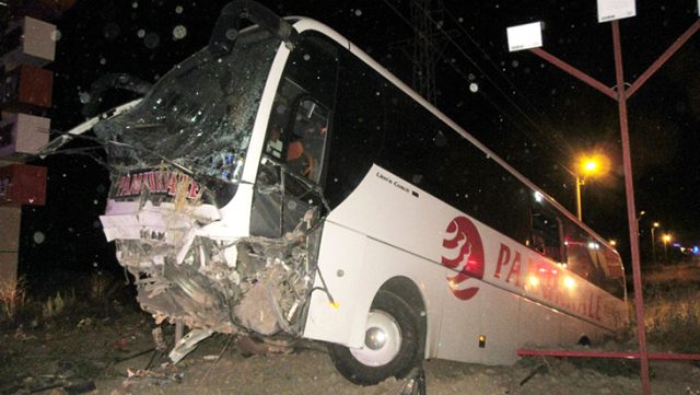 Yolcu otobüsü devrildi! Onlarca yaralı var!