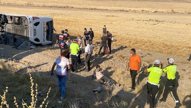 Yolcu otobüsü kontrolden çıkıp devrildi: 30 yaralı