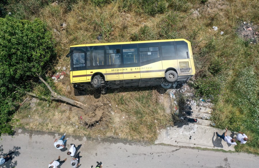 Yolcu otobüsü yağışlı havada ağaca çarpıp yan yattı