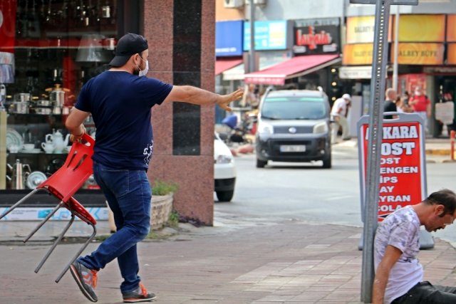 Yolun ortasında sızan alkollü adam için esnaftan sandalyeli önlem