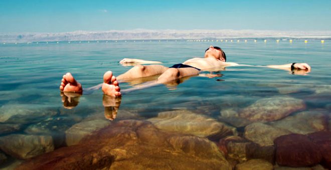 Yüzme bilmeyenlerin bile batmadığı göl: Lut Gölü