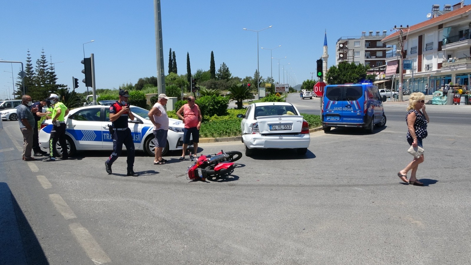 Zincirleme trafik kazasında motosiklet sürücüsü yaralandı