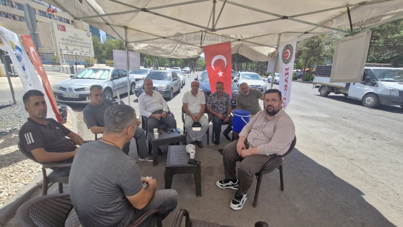 TERÖRSÜZ TÜRKİYE " UMURLARINDA DEĞİL  VARSA YOKSA EMEKÇİ KIYIMI  - Görsel 1