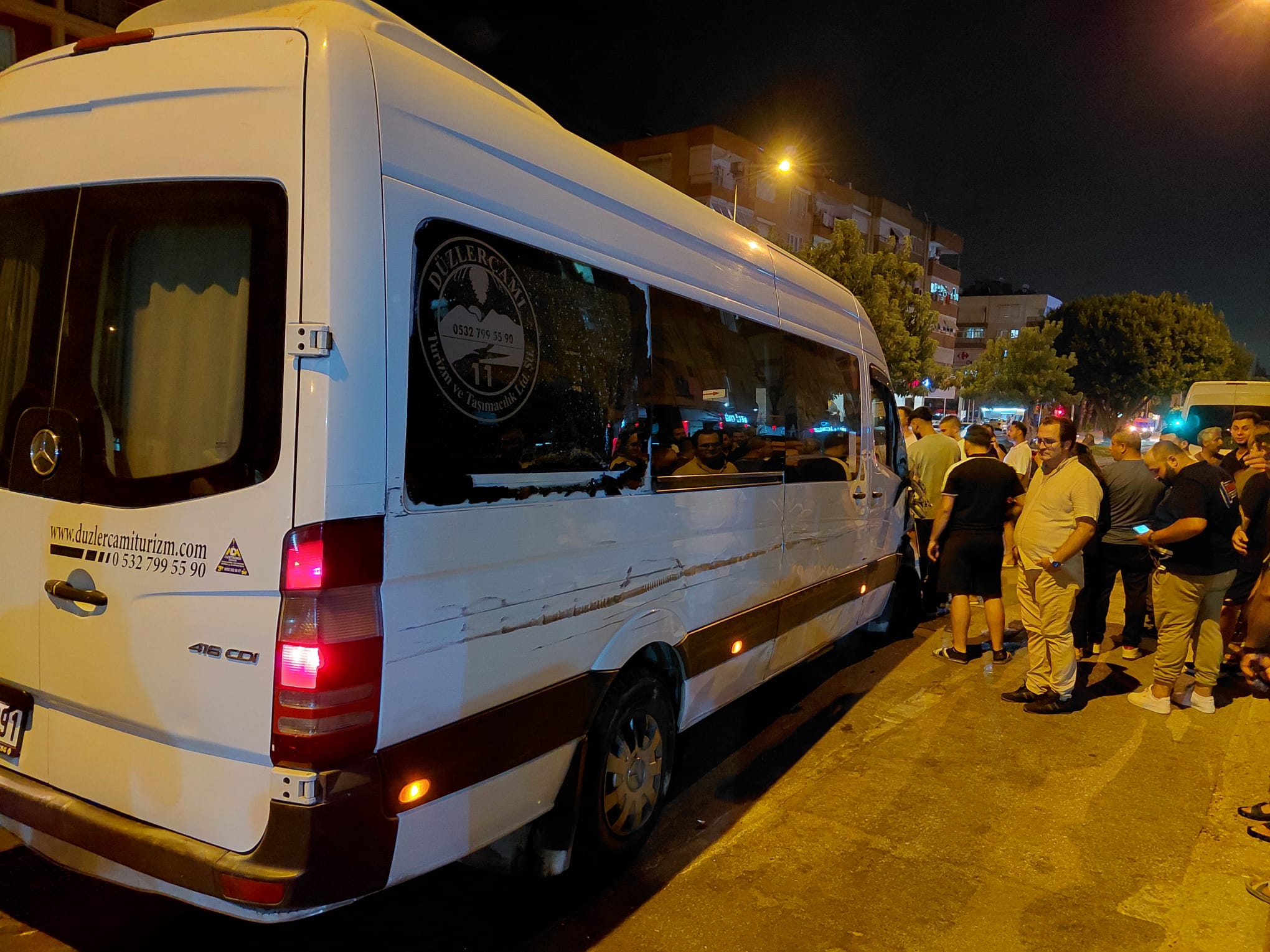 Antalya’da Servis Minibüsü Dehşeti: 7 Araç Hasar Gördü! - Görsel 1