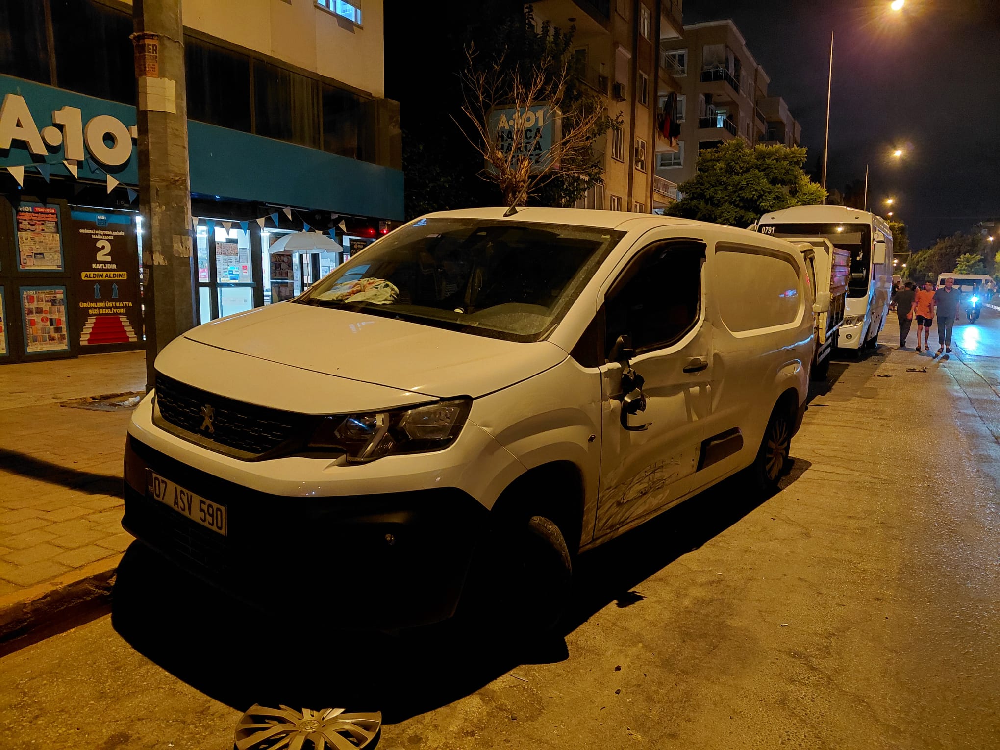 Antalya’da Servis Minibüsü Dehşeti: 7 Araç Hasar Gördü! - Görsel 2