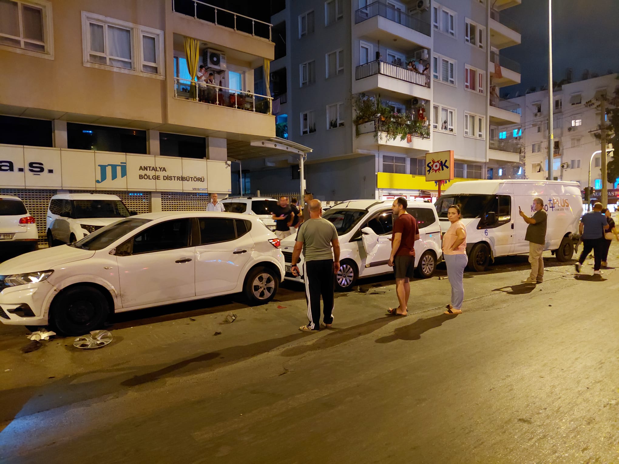 Antalya’da Servis Minibüsü Dehşeti: 7 Araç Hasar Gördü! - Görsel 7