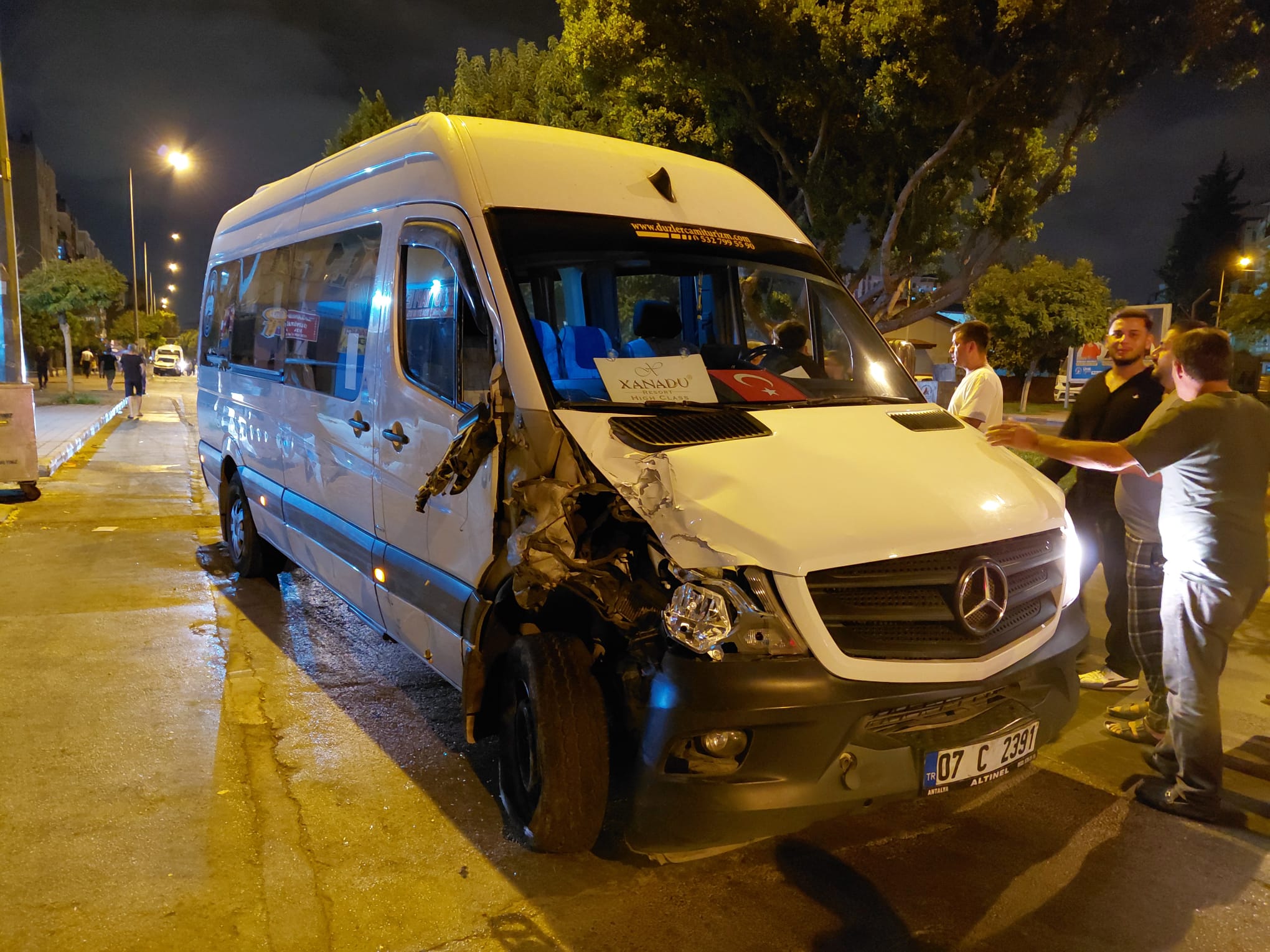 Antalya’da Servis Minibüsü Dehşeti: 7 Araç Hasar Gördü! - Görsel 8
