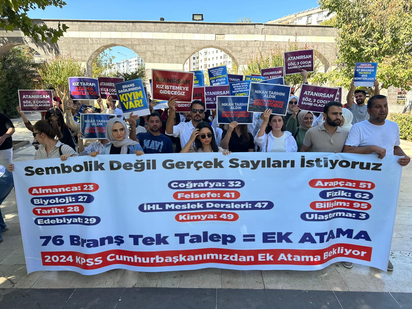 DİYARBAKIR'DA ATANAMAYAN ÖĞRETMENLER EYLEM YAPTI, MEMUR SEN DESTEK VERDİ - Görsel 1