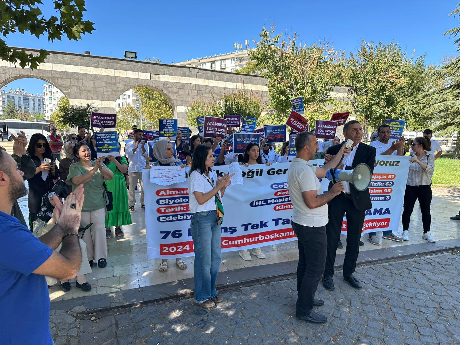 DİYARBAKIR'DA ATANAMAYAN ÖĞRETMENLER EYLEM YAPTI, MEMUR SEN DESTEK VERDİ - Görsel 2
