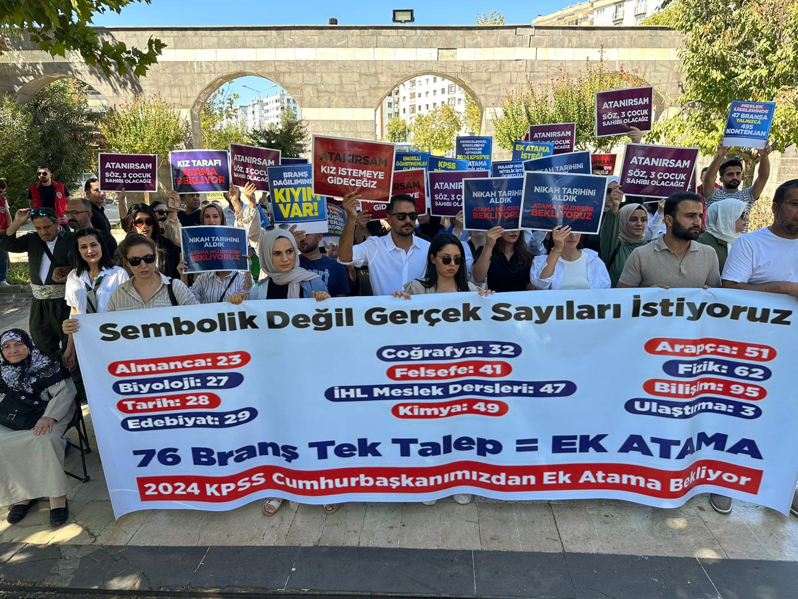 DİYARBAKIR'DA ATANAMAYAN ÖĞRETMENLER EYLEM YAPTI, MEMUR SEN DESTEK VERDİ - Görsel 4