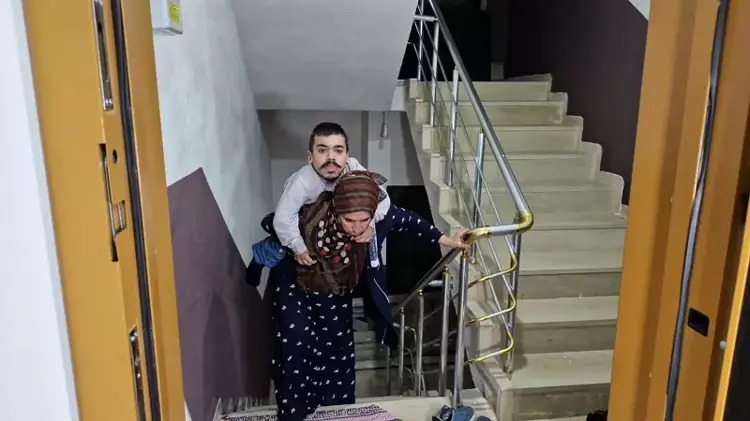 Bismil Belediyesi’nden Çifte Standart: 30 Yıllık Sorun Çözüldü, Engelli Ailenin Asansör Talebi 1 Yıldır Hâlâ Karşılanmadı - Görsel 1